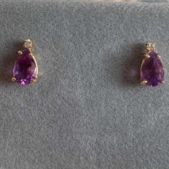 14K Yellow gold Amethyst stud post earrings with diamond chip - Picture 5 of 7